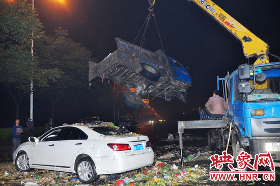 1點(diǎn)40許，兩輛車先后被吊起并拖離現(xiàn)場，停車場的幾位員工將路面清掃干凈，隨后該路段恢復(fù)通行。