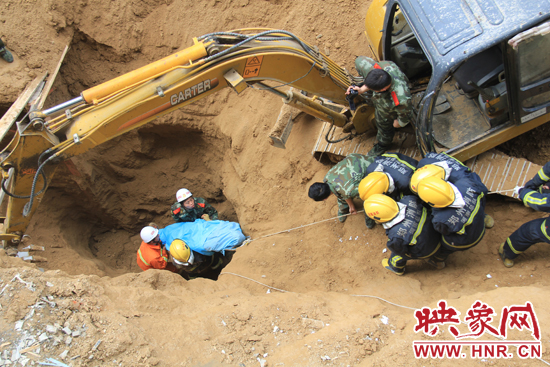 14點(diǎn)10分，經(jīng)過(guò)4個(gè)多小時(shí)的救援，消防官兵發(fā)現(xiàn)被埋男子，現(xiàn)在正從6米多深的塔吊塌方處抬出。