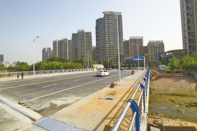 東風渠上又一座人車兩用橋正式通車。