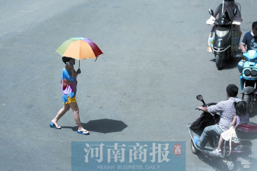 昨天，鄭州市區(qū)氣溫達(dá)到36.5℃ 記者 侯建勛/攝