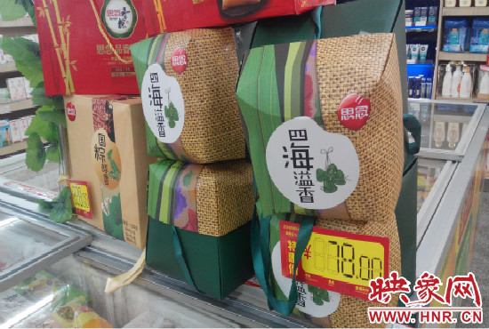 今年商場(chǎng)里的散裝、袋裝粽子多了，盒裝粽子的售價(jià)也更加親民。
