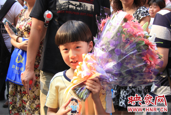 杜澤一直在考點(diǎn)門口等待表姐走出考場(chǎng)。