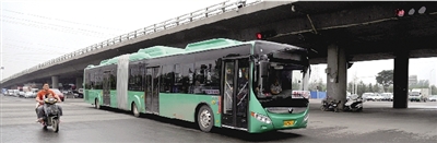 昨日上午，一輛B3快速公交測(cè)試車行駛在西三環(huán)的線路上。