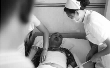 昨天，鄭州市第一人民醫(yī)院，被打傷的鄭州管城區(qū)執(zhí)法隊(duì)員唐建偉在接受治療。