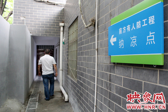 在每一處納涼點均有醒目標志，市民可就近前往。