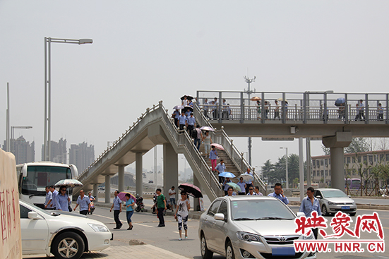 過(guò)人行天橋的人與車(chē)輛交叉在一起