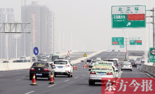 昨日，鄭州市北三環(huán)高架橋上，指向國(guó)基路方向的指示路牌還用紅布擋著