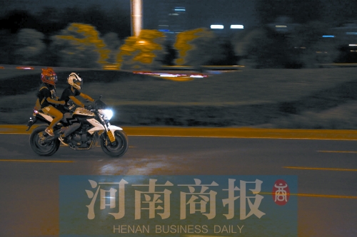 深夜，鄭東新區(qū)，不少人騎著摩托車呼嘯而過