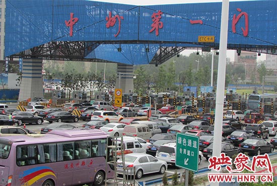鄭州機場收費站口（中州第一門）車輛排隊擁堵情況嚴(yán)重。