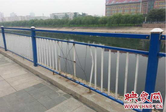 公園內(nèi)多個護欄中間的鋼筋條不翼而飛，僅僅是用幾根細細鐵絲纏住。
