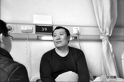 　　右圖李剛生前在醫(yī)院接受記者采訪。資料圖片