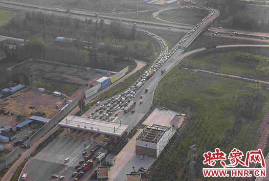 圖為鄭州環(huán)城高速航海路上下口，已經(jīng)出現(xiàn)車(chē)輛排隊(duì)情況。