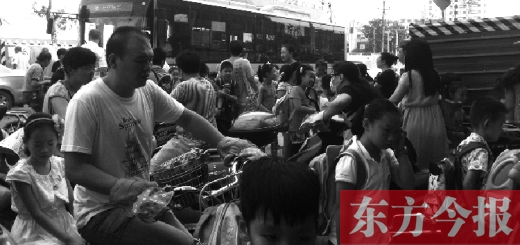 9月4日下午，文化路一小附近，大批陪讀家長(zhǎng)接孩子。
