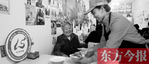 9月29日，輕院社區(qū)的“空巢老人”荊阿姨在一家飯店免費吃午餐
