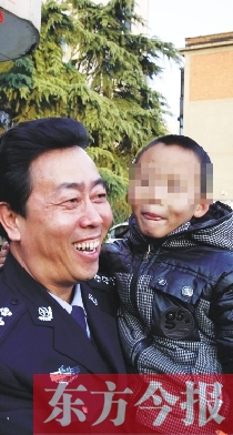林州市公安局長趙峰抱著滿臉笑容的曉宇（化名），也露出了笑容