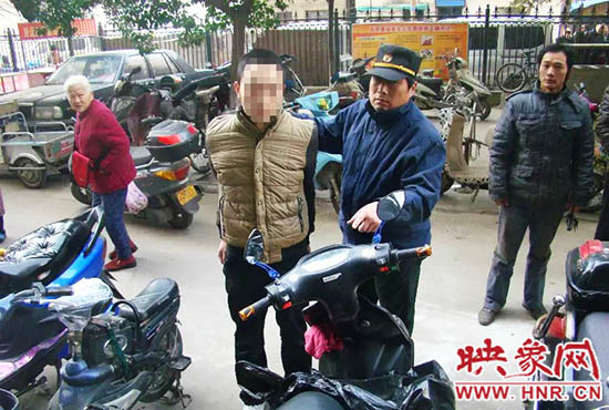 巡防隊員將盜賊控制。