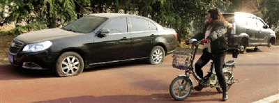 緊臨西三環(huán)一小區(qū)門口停的轎車，8輛車車胎被扎