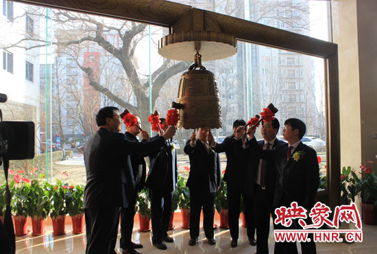 1月7日，在全國(guó)股份轉(zhuǎn)讓系統(tǒng)（即新三板），伴隨著開(kāi)市寶鐘的敲響，山水園林股份有限公司正式登陸新三板。