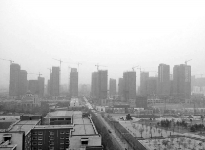在鄭州市同一地點拍攝的照片，下為1月1日晴朗天氣，上為1月5日霧霾天氣。（拼接圖片）