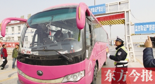 鄭州交警在鄭州黃河大橋安裝“機(jī)動車緝查布控系統(tǒng)”嚴(yán)查違法運輸行為，確保旅客安全。