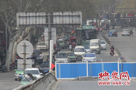 南陽路北向南方向擁堵嚴(yán)重。