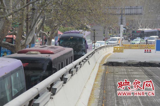 上下橋口圍擋處道路擁堵。