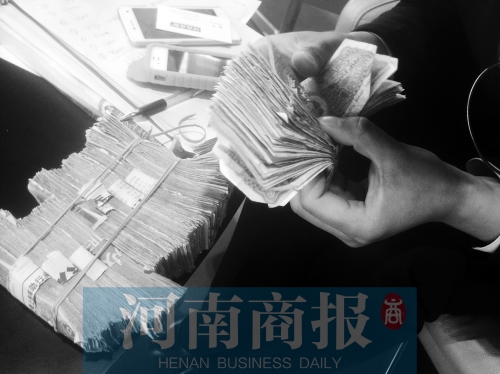 一名店員點(diǎn)了快一個(gè)小時(shí)，只點(diǎn)了一小部分零錢