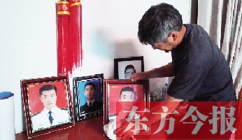 沉浸在悲痛之中的魯有海，擦拭著孩子的遺照