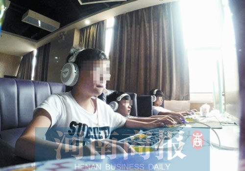 這家名為優(yōu)客體育競技俱樂部的店內(nèi)，有許多未成年人在上網(wǎng)玩游戲