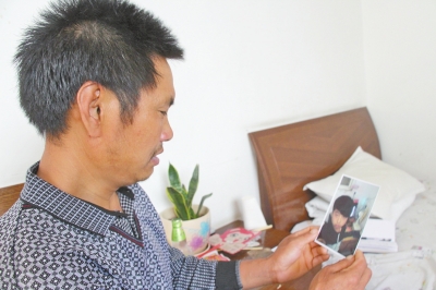 46歲的山村農(nóng)民祁振崗在失去兒子的同時(shí)，又陷入了“沒錢帶兒子回家”的揪心之痛中。