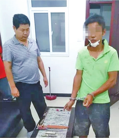 犯罪嫌疑人張某某（右）被抓時，挎包中被搜出兩把長約30厘米的尖刀