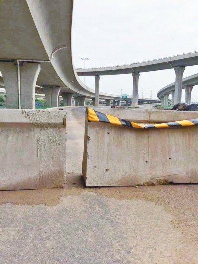  京廣快速路北延地面道路北三環(huán)入口處，一排石墩擋道，不讓入內(nèi)。