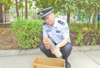 民警進行檢查