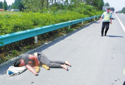 險！一女子躺高速路上睡大覺 漯河交警忙轉(zhuǎn)移保安全