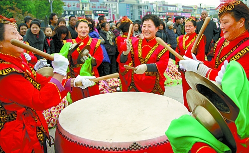 11月15日，鄧州廣大干部群眾載歌載舞慶祝黨的十八大勝利閉幕。
