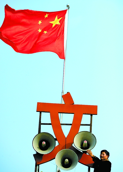 11月15日，新蔡縣磚店鎮(zhèn)黨員劉新峰在村口架起三個(gè)大喇叭，向群眾及時(shí)宣傳十八大精神。