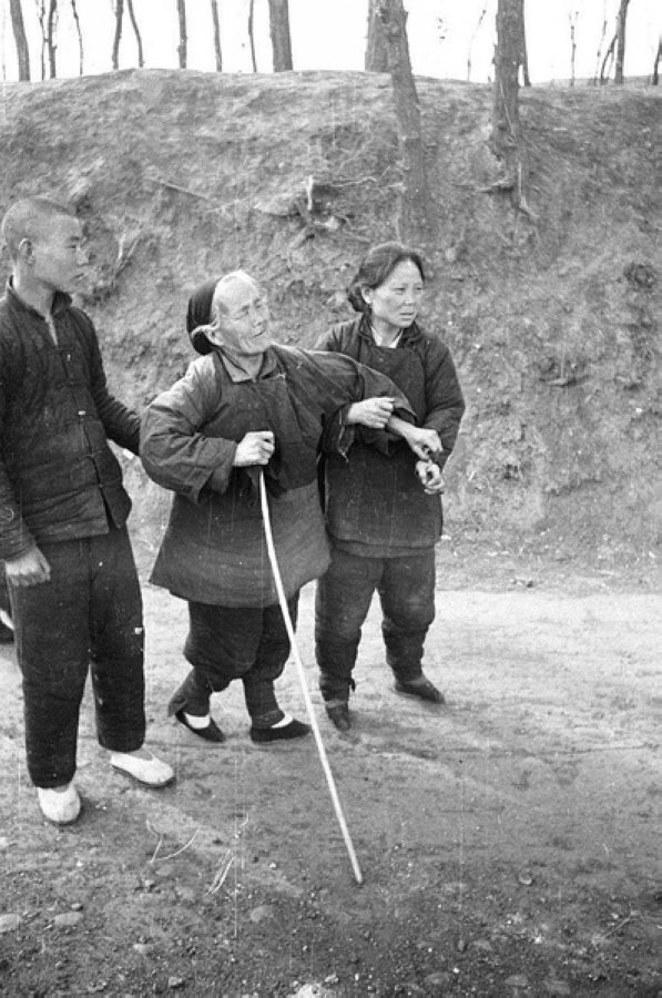 災(zāi)民，看到左側(cè)年輕人的白鞋，應(yīng)該是剛死去親人