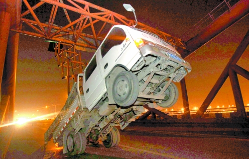 　車上升降機的工作臺被卡，車身前部高高翹起。