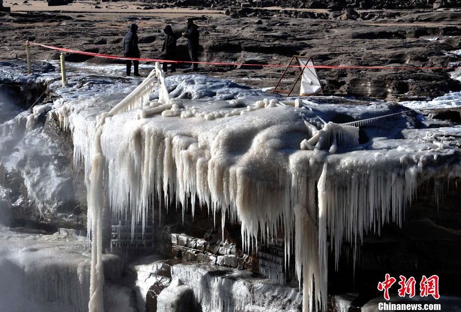 黃河壺口瀑布現(xiàn)流凌冰掛美景 黃河壺口瀑布現(xiàn)流凌冰掛美景