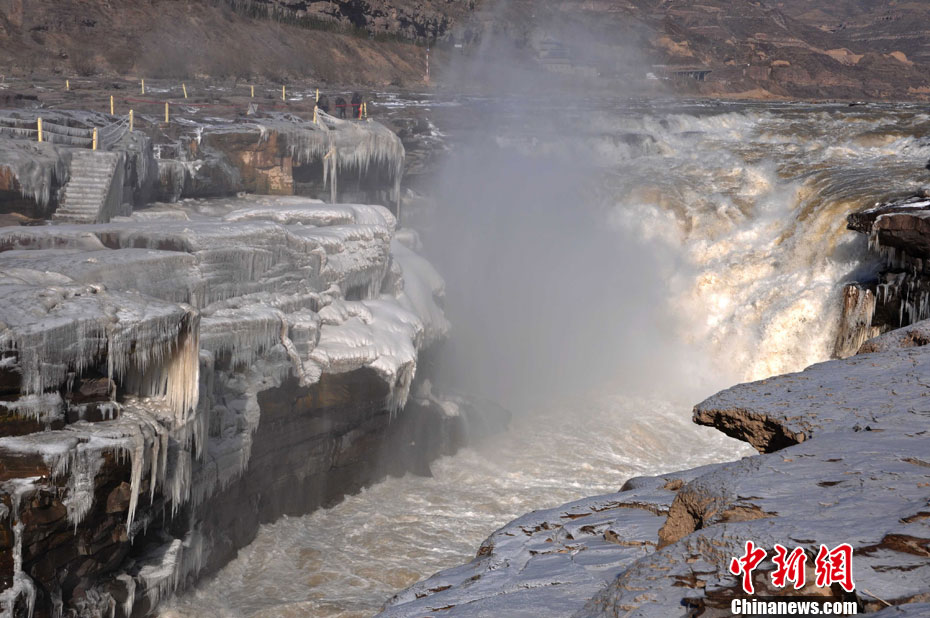 黃河壺口瀑布現(xiàn)流凌冰掛美景 黃河壺口瀑布現(xiàn)流凌冰掛美景
