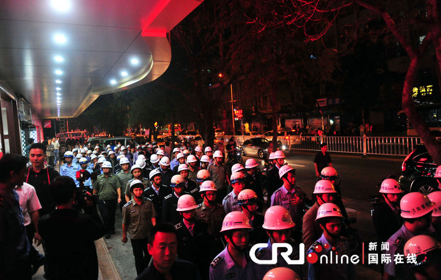 2012年12月26日晚，海南省三亞市，三亞市綜合行政執(zhí)法局河西大隊近百名城管上街執(zhí)法。
