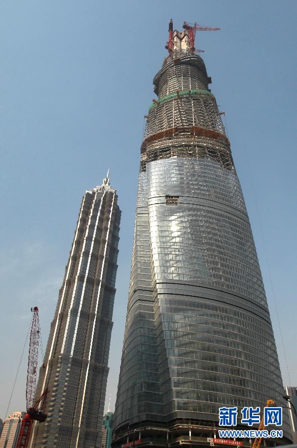 在建的國內(nèi)第一高樓“上海中心”（右）（4月11日攝）。