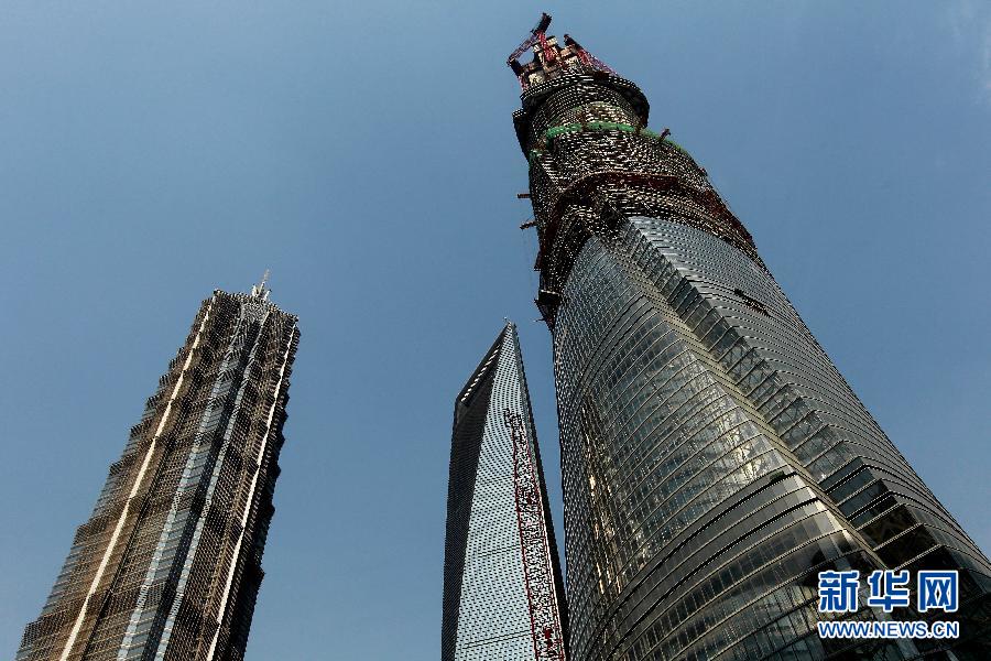4月11日，正在建設(shè)中的“上海中心”（右）的高度已超過金茂大廈（左）和上海環(huán)球金融中心（中）。