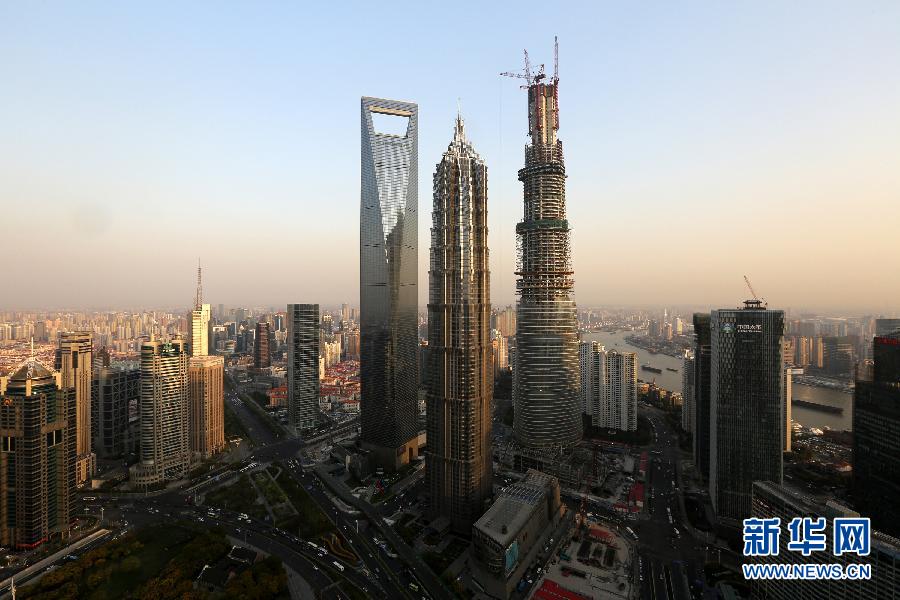 這是4月10日拍攝的上海陸家嘴，右側(cè)建設(shè)中的超高層建筑為上海中心大廈。