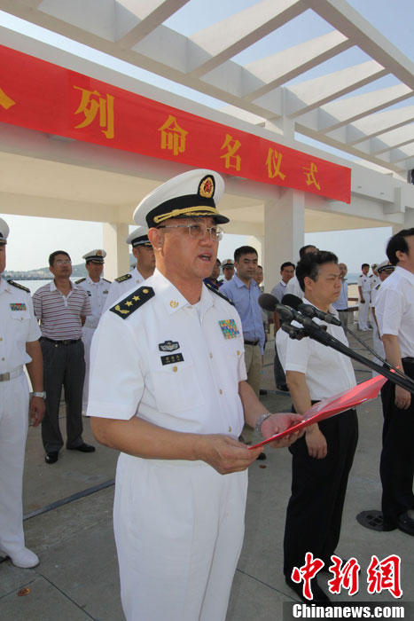 　南海艦隊司令員蔣偉烈宣讀了岳陽艦入列命名命令，并為該艦授旗、頒發(fā)命名證書。