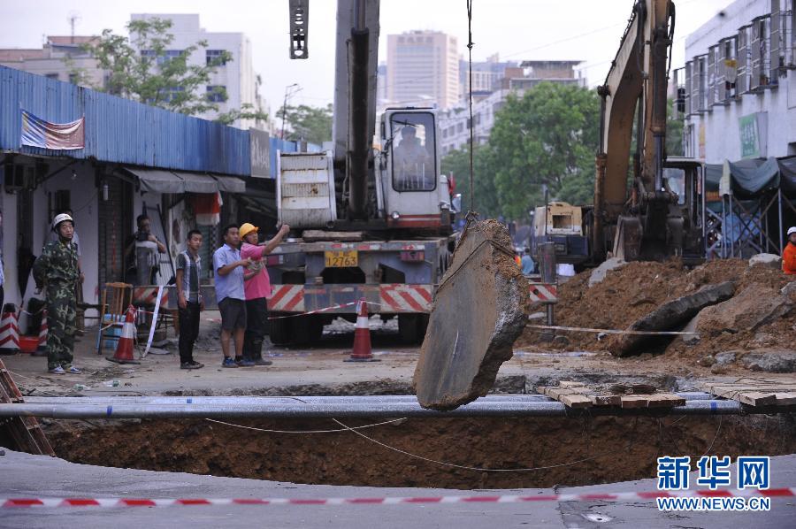 5月21日，在廣東省深圳市龍崗區(qū)橫崗街道紅棉二路華茂工業(yè)園路面塌陷處，救援人員在現(xiàn)場(chǎng)救援。