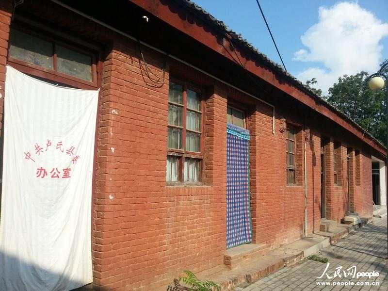 圖為盧氏縣委使用了56年的土坯辦公房。圖片來(lái)源：人民網(wǎng)
