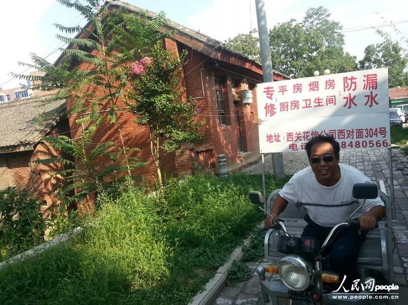 圖為縣委大院依然沒(méi)有配備專(zhuān)職保安，群眾可以隨意進(jìn)入。圖片來(lái)源：人民網(wǎng)