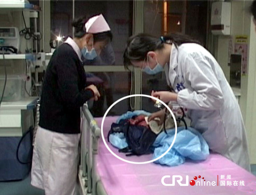 南京一女子當(dāng)街產(chǎn)嬰 隨后棄子離開(kāi)