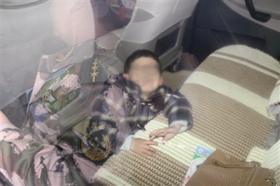 幼童被困車內 父母心疼新車不愿砸窗救人(附圖) 幼童被困車內 父母心疼新車不愿砸窗救人(附圖)